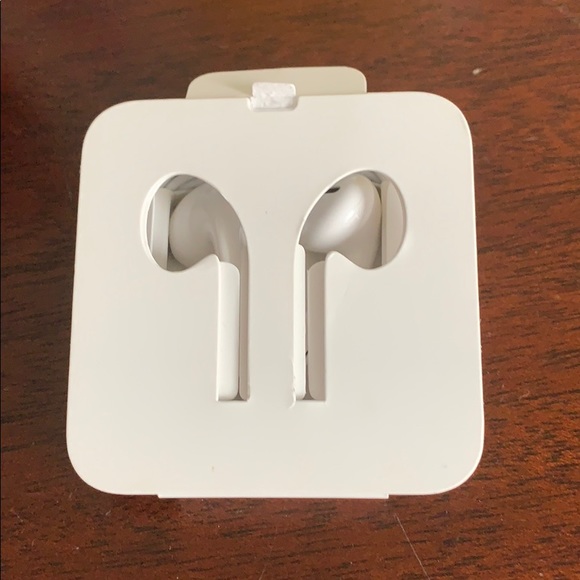 Brand new Apple EarPods - Picture 1 of 2
